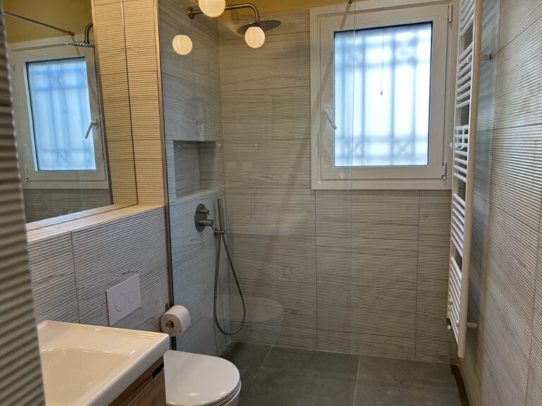bathroom bathroom